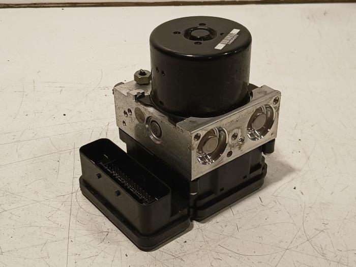 Begagnade ABS-pump Volvo V40 Pris € 70,00 Marginaltabell erbjuds av Van der Ven Autorecycling B.V.