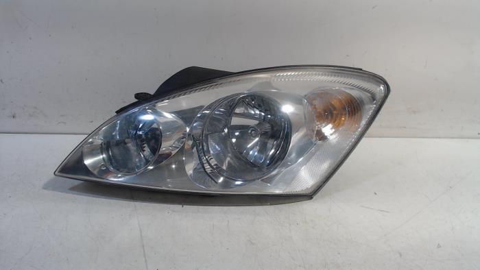 Używane Reflektor lewy Kia Pro Cee'd Cena € 49,99 Procedura marży oferowane przez Van der Ven Autorecycling B.V.