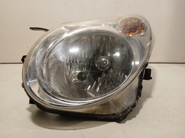 Używane Reflektor lewy Suzuki Alto Cena € 54,99 Procedura marży oferowane przez Van der Ven Autorecycling B.V.
