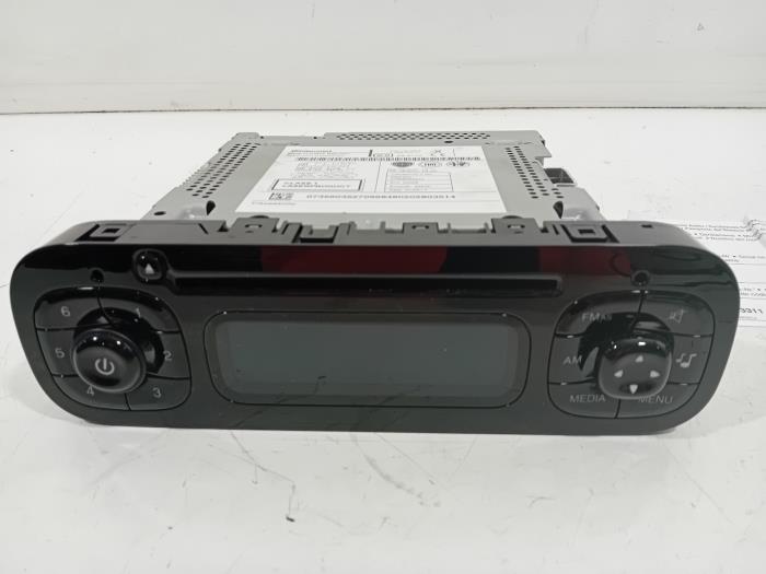 Używane Radio Fiat Panda Cena € 140,00 Procedura marży oferowane przez Van der Ven Autorecycling B.V.