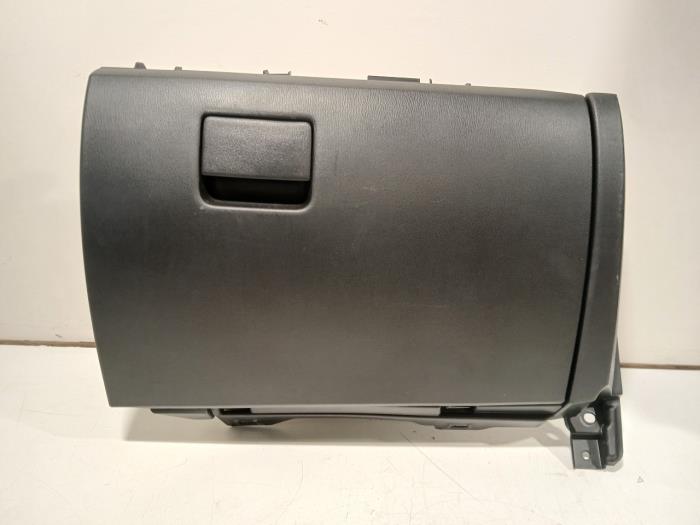 Gebrauchte Handschuhfach Mazda 3 Preis € 36,00 Margenregelung angeboten von Van der Ven Autorecycling B.V.