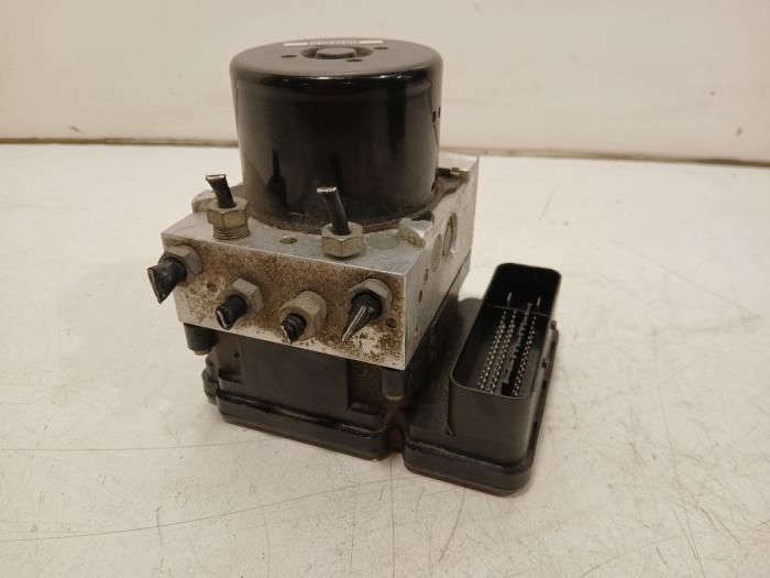 Begagnade ABS-pump Volvo V40 Pris € 110,00 Marginaltabell erbjuds av Van der Ven Autorecycling B.V.
