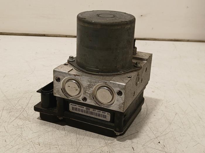 Begagnade ABS-pump Renault Wind Pris € 95,00 Marginaltabell erbjuds av Van der Ven Autorecycling B.V.