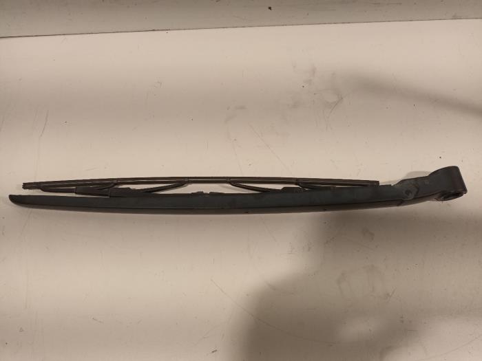 Rear wiper blade arm