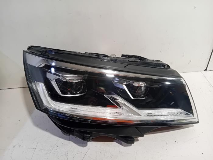 Używane Reflektor prawy Volkswagen Transporter Cena € 749,99 Procedura marży oferowane przez Van der Ven Autorecycling B.V.