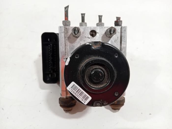 Begagnade ABS-pump Suzuki Swift Pris € 165,00 Marginaltabell erbjuds av Van der Ven Autorecycling B.V.
