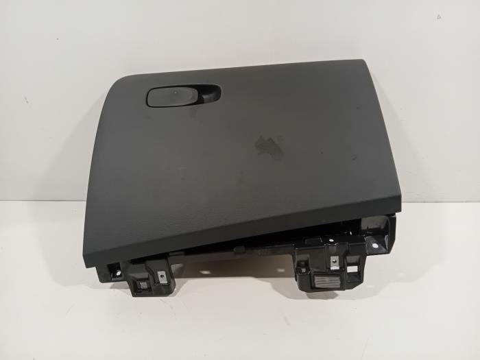 Begagnade Handskfack Volvo S60 Pris € 75,00 Marginaltabell erbjuds av Van der Ven Autorecycling B.V.