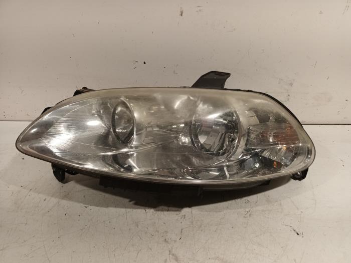Używane Reflektor lewy Fiat Croma Cena € 24,99 Procedura marży oferowane przez Van der Ven Autorecycling B.V.
