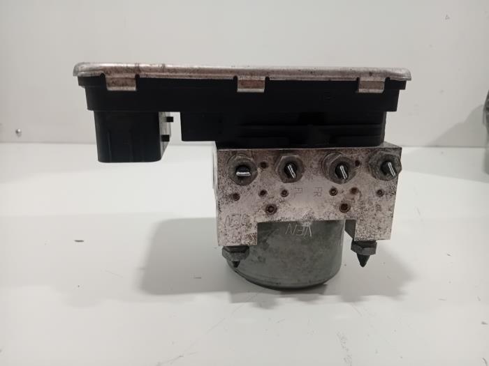 Usagé Bloc ABS Volvo XC90 Prix € 317,00 Règlement à la marge proposé par Van der Ven Autorecycling B.V.