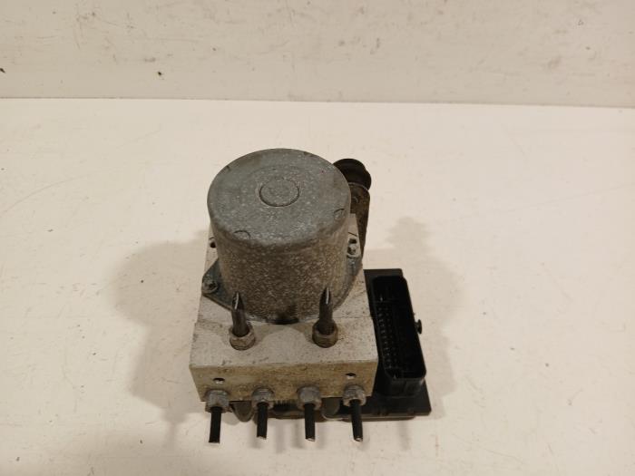 Usagé Pompe ABS Audi A4 Prix € 95,00 Règlement à la marge proposé par Van der Ven Autorecycling B.V.