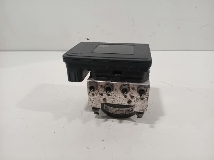 Begagnade ABS-pump Volkswagen Touran Pris € 45,00 Marginaltabell erbjuds av Van der Ven Autorecycling B.V.
