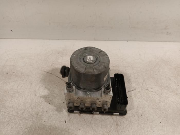 Begagnade ABS-pump Ford Focus Pris € 204,00 Marginaltabell erbjuds av Van der Ven Autorecycling B.V.