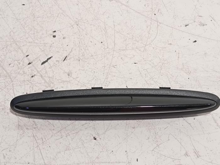 Begagnade Innerdisplay Mercedes GLA Pris € 17,00 Marginaltabell erbjuds av Van der Ven Autorecycling B.V.