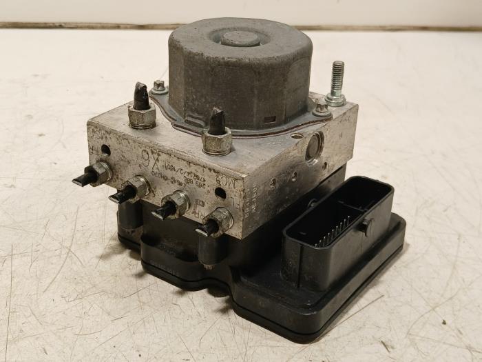Begagnade ABS-pump Peugeot 108 Pris € 26,00 Marginaltabell erbjuds av Van der Ven Autorecycling B.V.