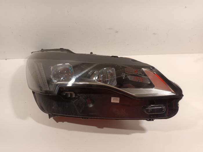 Używane Reflektor prawy Peugeot 3008 Cena € 649,99 Procedura marży oferowane przez Van der Ven Autorecycling B.V.