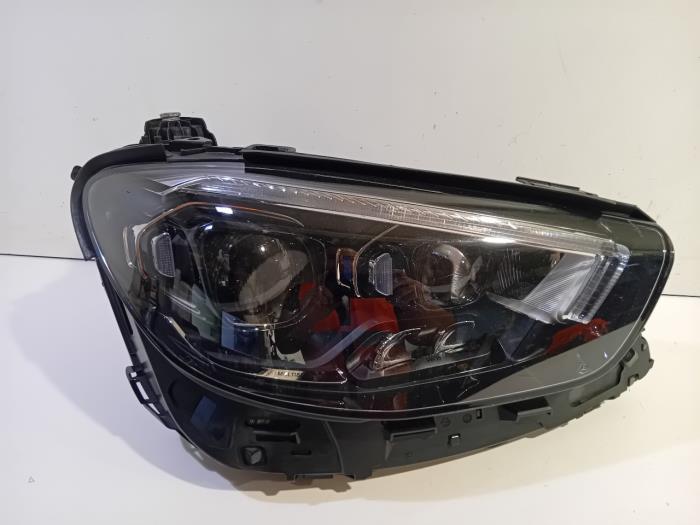 Używane Reflektor prawy Mercedes E-Klasse Cena € 999,99 Procedura marży oferowane przez Van der Ven Autorecycling B.V.