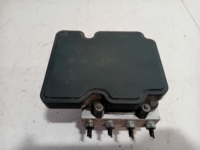 Begagnade ABS-pump Peugeot 108 Pris € 21,00 Marginaltabell erbjuds av Van der Ven Autorecycling B.V.