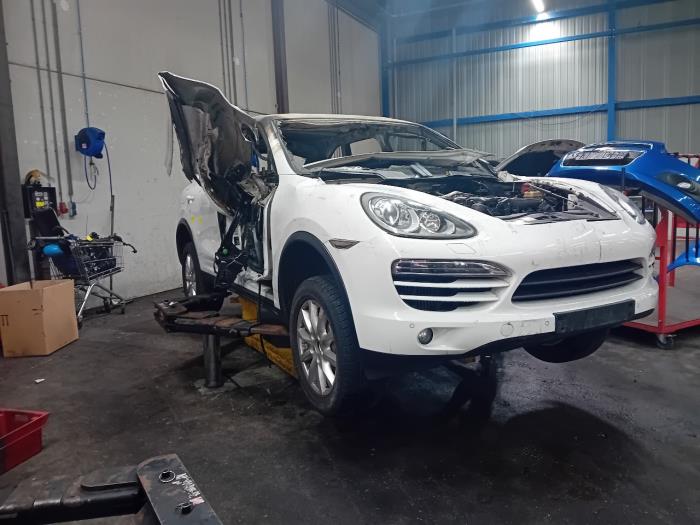 Kühler van een Porsche Cayenne 2012