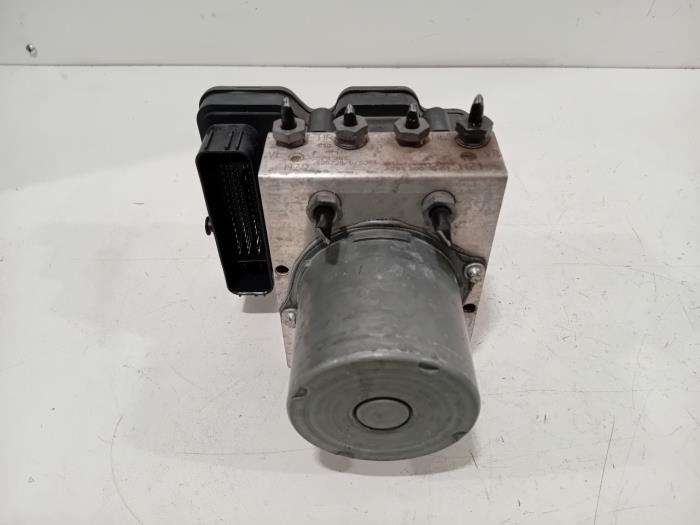 Usados Bomba ABS Mercedes EQE Precio € 410,00 Norma de margen ofrecido por Van der Ven Autorecycling B.V.