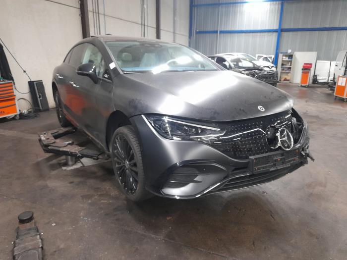 Innerdisplay från en Mercedes EQE 2022