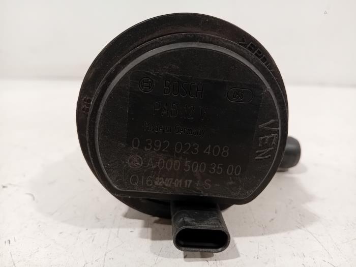 Wasserpumpe van een Mercedes EQE 2022