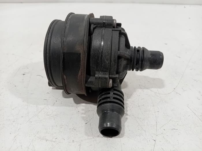 Wasserpumpe van een Mercedes EQE 2022