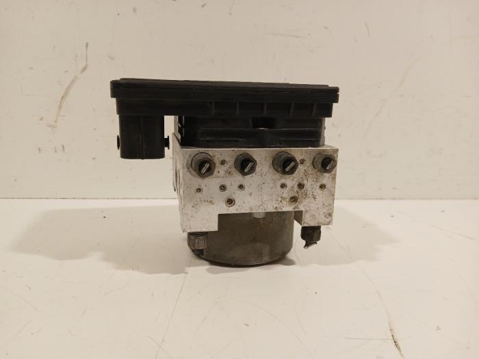 Begagnade ABS-pump Peugeot 208 Pris € 122,00 Marginaltabell erbjuds av Van der Ven Autorecycling B.V.
