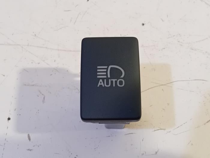 Usados Interruptor Toyota C-HR Precio € 14,00 Norma de margen ofrecido por Van der Ven Autorecycling B.V.