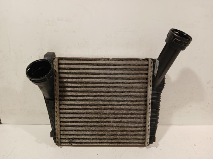 Usados Intercooler Porsche Cayenne Precio € 122,00 Norma de margen ofrecido por Van der Ven Autorecycling B.V.