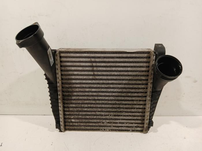 Usados Intercooler Porsche Cayenne Precio € 122,00 Norma de margen ofrecido por Van der Ven Autorecycling B.V.