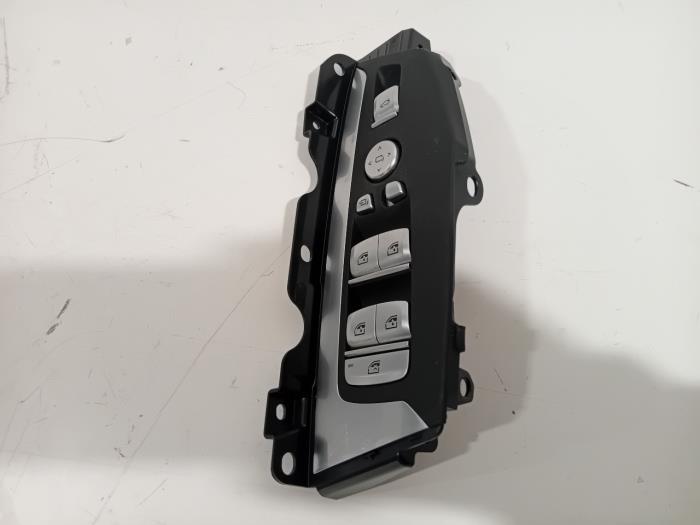 Usados Interruptor de ventanilla eléctrica BMW iX3 Precio € 75,00 Norma de margen ofrecido por Van der Ven Autorecycling B.V.