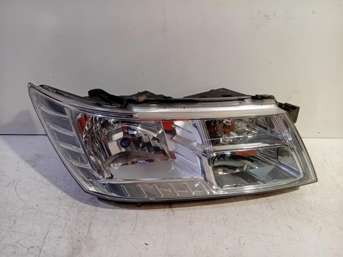Używane Reflektor prawy Dodge Journey Cena € 64,99 Procedura marży oferowane przez Van der Ven Autorecycling B.V.