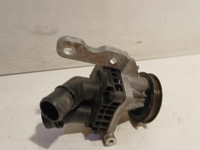 Begagnade Vattenpump Volvo XC40 Pris € 105,00 Marginaltabell erbjuds av Van der Ven Autorecycling B.V.