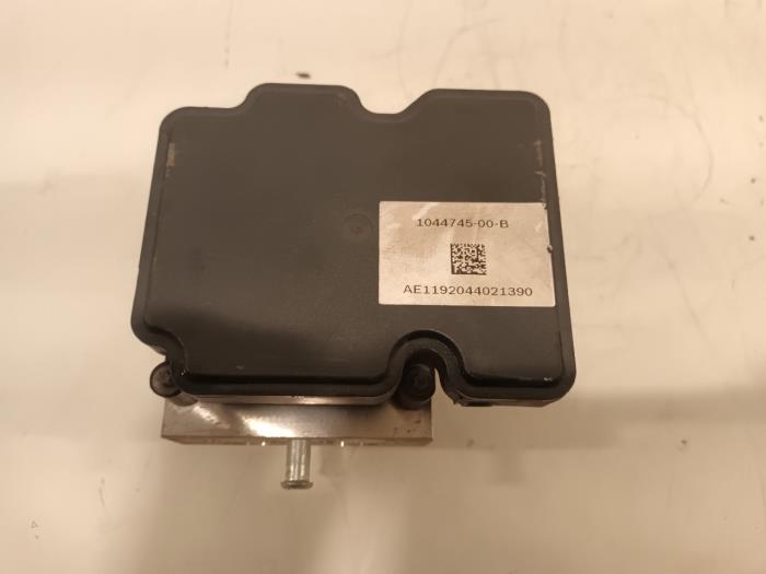 Usagé Pompe ABS Tesla Model 3 Prix € 80,00 Règlement à la marge proposé par Van der Ven Autorecycling B.V.