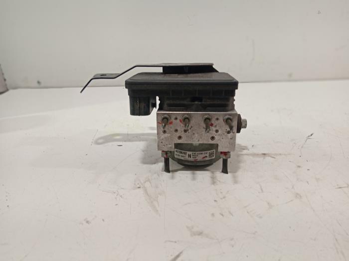 Begagnade ABS-pump Mitsubishi ASX Pris € 75,00 Marginaltabell erbjuds av Van der Ven Autorecycling B.V.