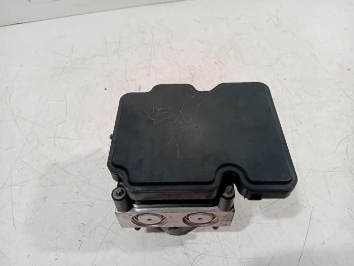 Usados Bomba ABS Mercedes Citan Precio € 15,00 Norma de margen ofrecido por Van der Ven Autorecycling B.V.