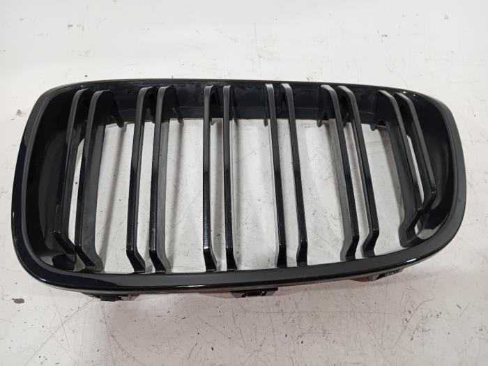 Begagnade Stötfångargrill BMW 1-Serie Pris € 45,00 Marginaltabell erbjuds av Van der Ven Autorecycling B.V.