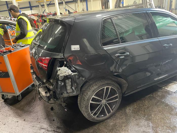 Divers d'un Volkswagen E-Golf 2016