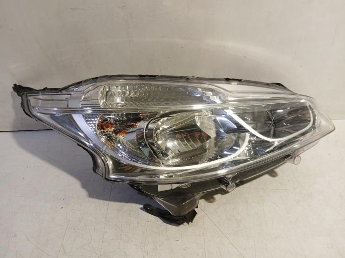 Używane Reflektor prawy Peugeot 208 Cena € 74,99 Procedura marży oferowane przez Van der Ven Autorecycling B.V.