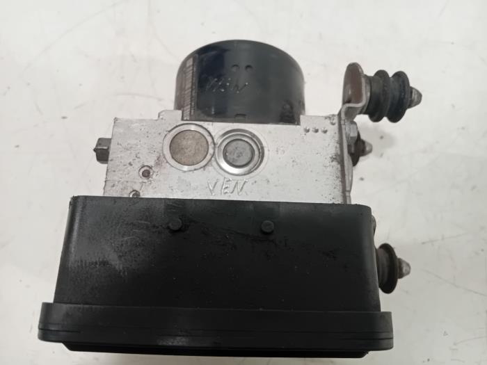 ABS Pumpe van een Volkswagen Transporter 2007