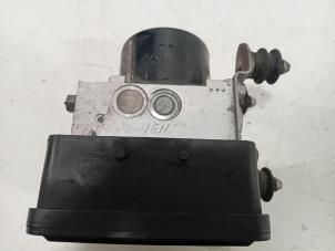 ABS Pumpe van een Volkswagen Transporter 2007