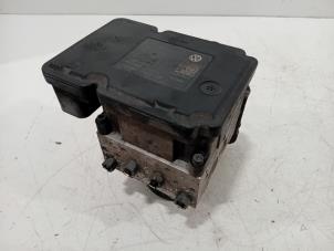 ABS Pumpe van een Volkswagen Transporter 2007