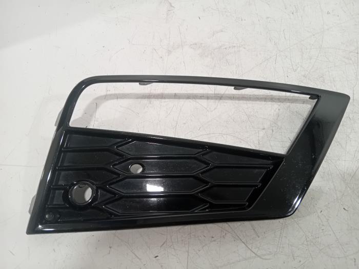 Używane Grill Seat Ateca Cena € 30,00 Procedura marży oferowane przez Van der Ven Autorecycling B.V.