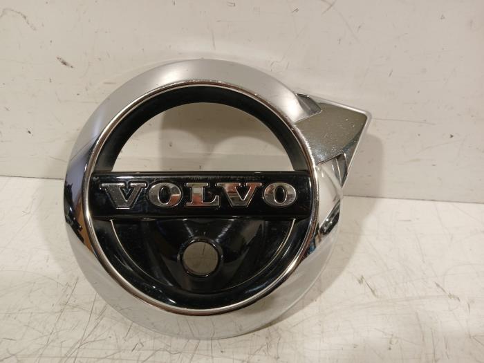 Używane Emblemat Volvo XC40 Cena € 35,00 Procedura marży oferowane przez Van der Ven Autorecycling B.V.