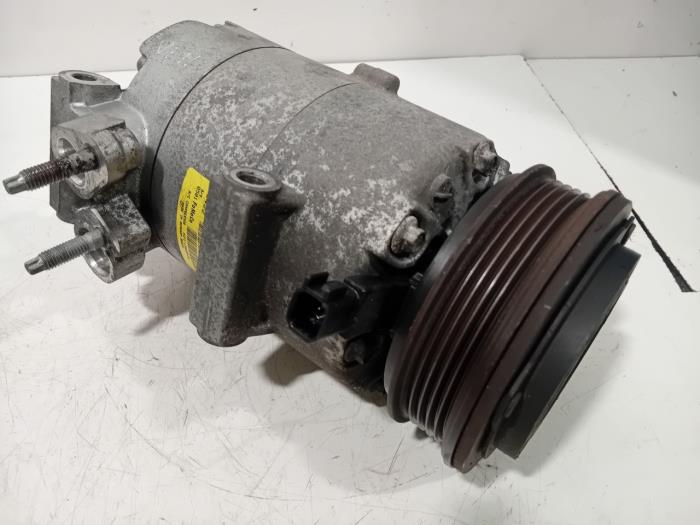 Usagé Compresseur de clim Ford Focus Prix € 99,00 Règlement à la marge proposé par Van der Ven Autorecycling B.V.