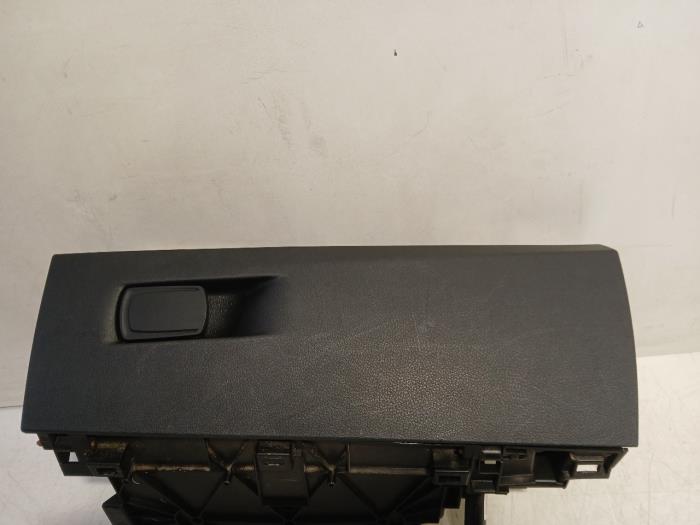 Begagnade Handskfack BMW 2-Serie Pris € 65,00 Marginaltabell erbjuds av Van der Ven Autorecycling B.V.