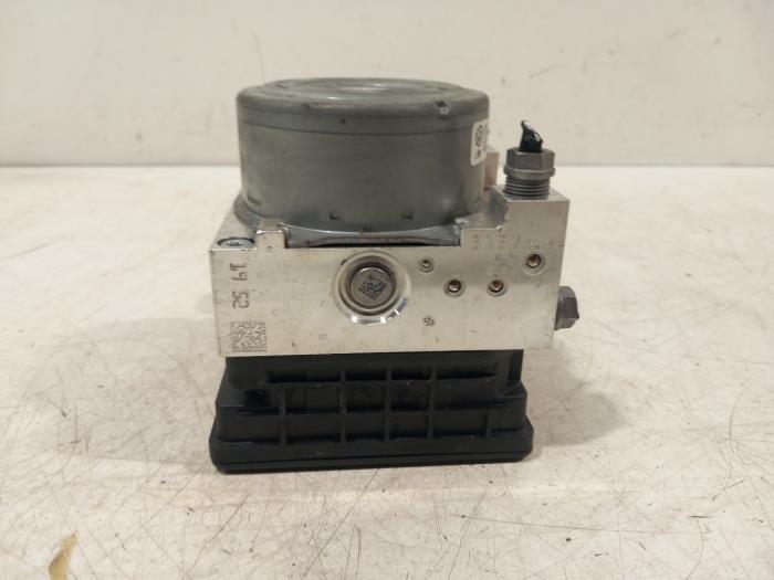 Used ABS pump Volkswagen Golf Price € 125,00 Margin scheme offered by Van der Ven Autorecycling B.V.
