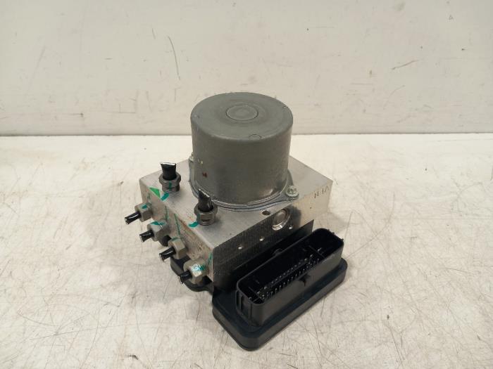 Begagnade ABS-pump Lynk & Co 01 Pris € 110,00 Marginaltabell erbjuds av Van der Ven Autorecycling B.V.