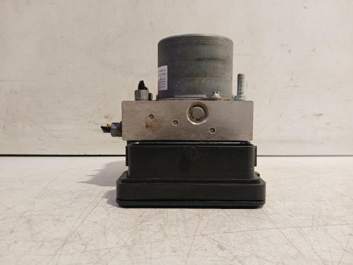 Begagnade ABS-pump Peugeot 3008 Pris € 150,00 Marginaltabell erbjuds av Van der Ven Autorecycling B.V.