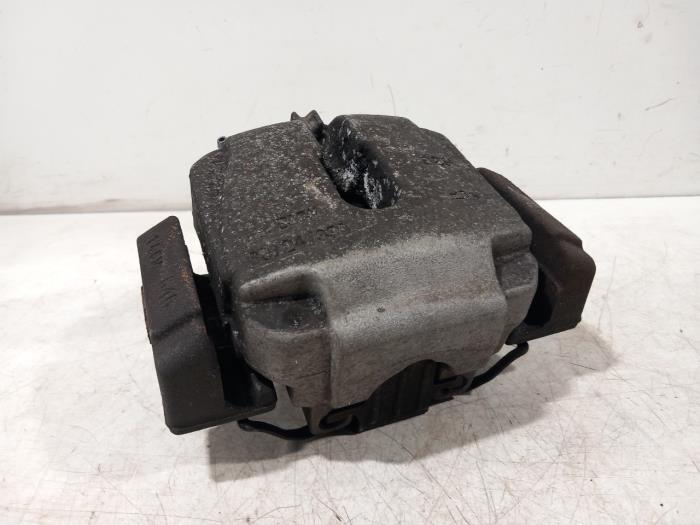 Gebrauchte Bremszange links vorne BMW 5-Serie Preis € 25,00 Margenregelung angeboten von Van der Ven Autorecycling B.V.